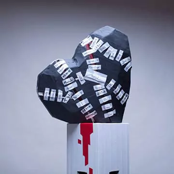 10000-kleine-pflaster-Herz-skulptur-Ostap-Vorschaubild