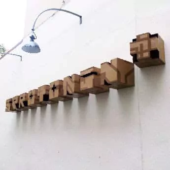 serotonin plus- Karton Pappe graffiti kunstwerk- Slava Ostap-Vorschaubild