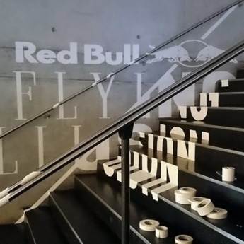 Seitenaufnahme-Anamorphose-Tape-Art-Installation-Red Bull-Flying-Steps-Show-Zürich-Ostap-2015