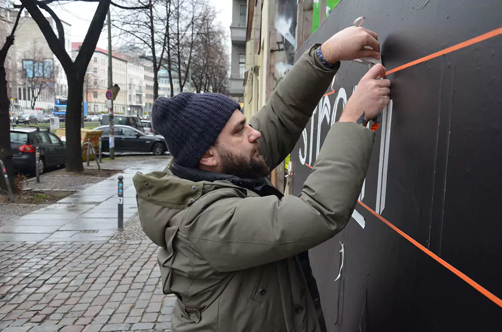Ostap-live-Kleben-Projekt-Stromae-Tape-Graffiti-Berlin-2015