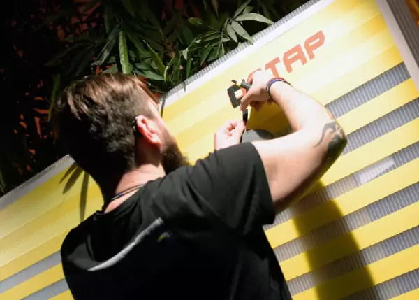 Tape Art Künstler beim Kleben- Dortmund 2016