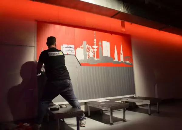 Ostap beim Kleben in Hamburg