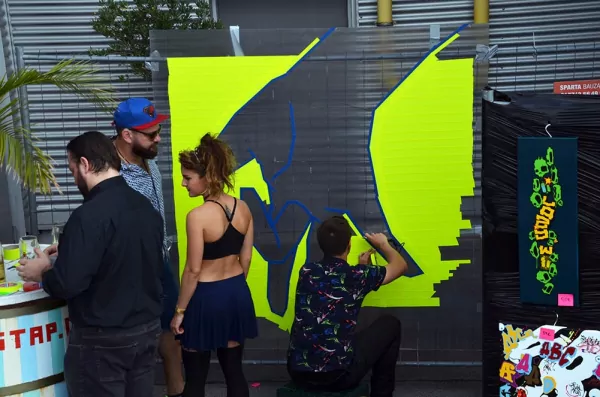 Bild 03- SelfmadeCrew beim Kleben auf 