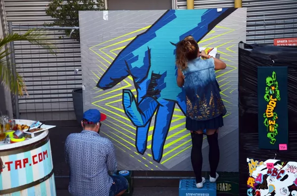 Bild 04- Selfmadecrew beim Kleben-live Painting Show- 
