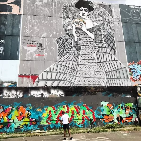 Frau in Beton, Mural auf Teufelsberg. Berlin 2016