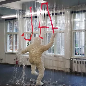 Der Aufsteiger- Skulptur aus Klebeband von Ostap und Selfmadecrew