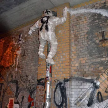 Detlef der Aufsteiger- Tape-Street-Art in der Dircksenstr-Berlin 2016