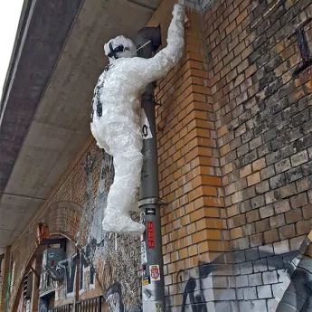 Detlef der Aufsteiger- Street-Art-Skulptur aus Klebeband von Ostap und Selfmadecrew