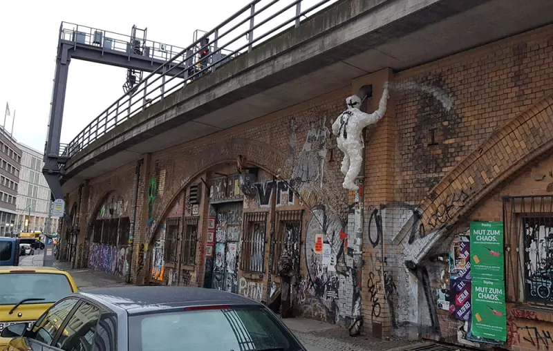 Detlef der Straßenkünstler- Klebeband Skulptur von Ostap und Selfmadecrew