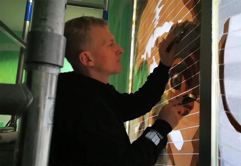 Gomez-Selfmadecrew am Kleben- Street Art Projekt Bülowstraße