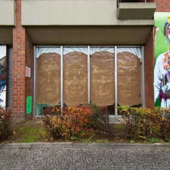 Das fertige Packband-Streetart am Tageslicht