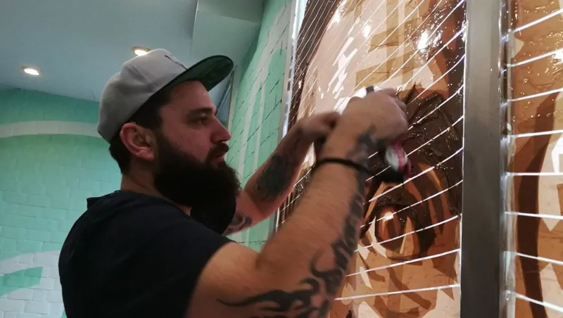 Selfmadecrew Gründer Ostap klebt an den Tape Porträts