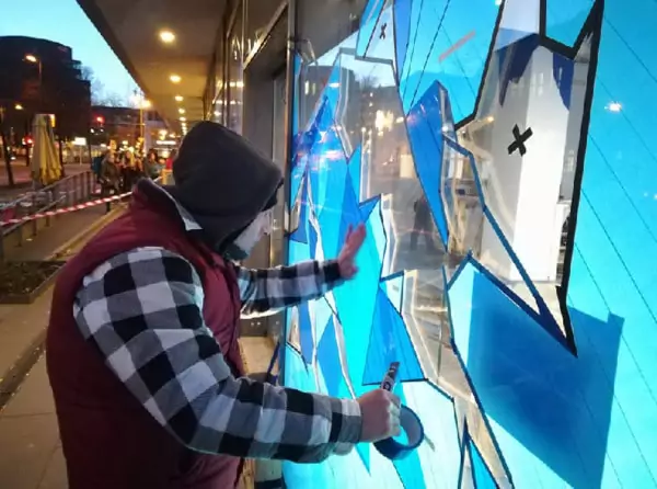 Selfmadecrew bei der Arbeit- Paketklebeband Street Art