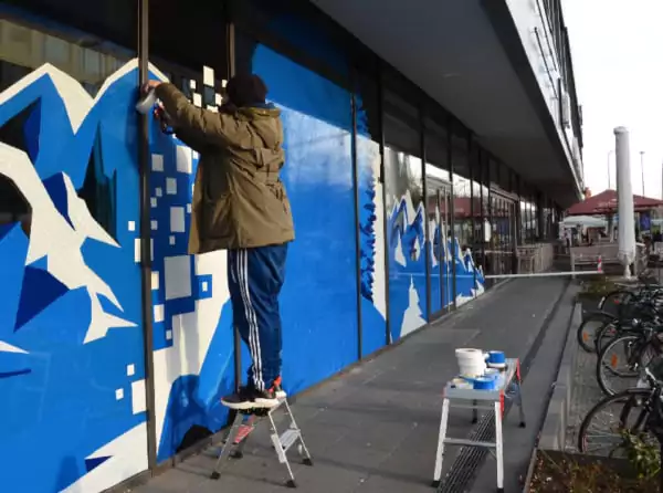 Ostap Artist bei der Arbeit- Tape Street Art