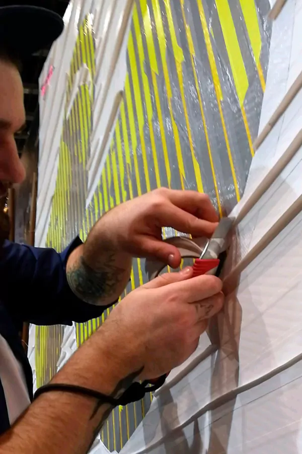 Tape Art Künstler beim Kleben- Nahaufnahme