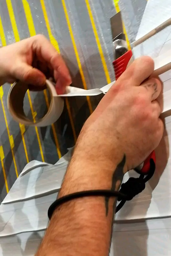 Hände des Tape-Art-Künstlers beim Live Kleben- Selfmadecrew Berlin