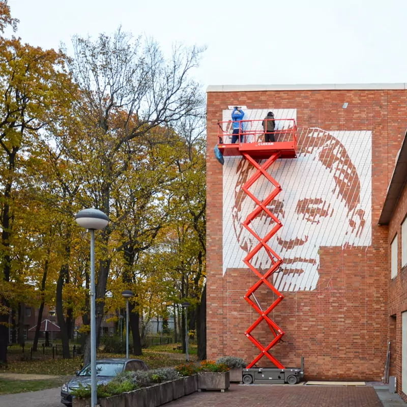 Helmuth Hübener Porträt-Wandkunstwerk an einer Gefängnismauer- Mural von Selfmadecrew