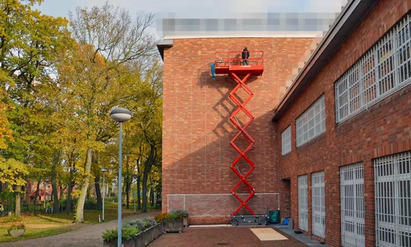 Selfmadecrew fängt an zu malen- Ein Mural Kunstwerk im Gefängnis