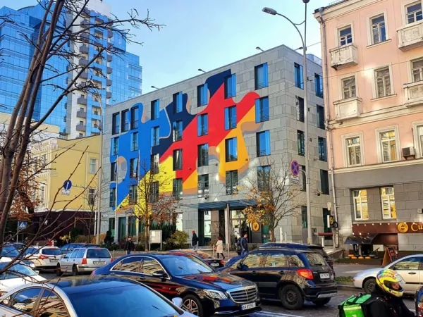 Tape-Art-Wandbild an der Deutschen Botschaft