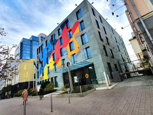 Die deutsche Botschaft in Kiew, Ukraine - Tape Art Fassadenkunstwerk