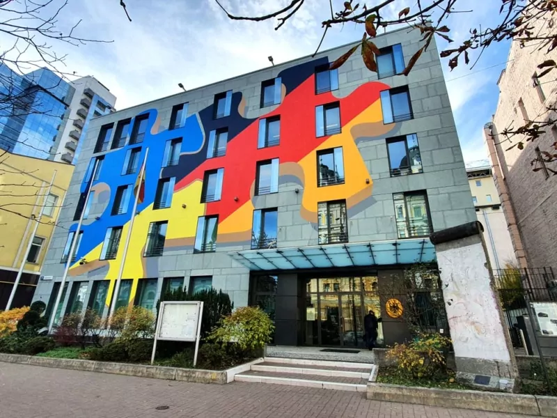 Tape Art Fassade der Deutschen Botschaft in Kiew - Nahaufnahme 02