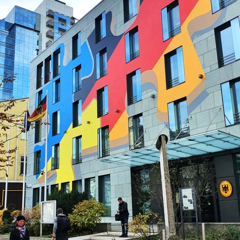 Tape art Fassade Deutsche Botschaft Kiew- Nahaufnahme