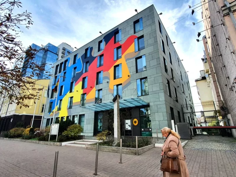 Fertige Tape-Art-Fassade der deutschen Botschaft in Bohdana Khmel'nyts'koho st 25, Kiew, Ukraine