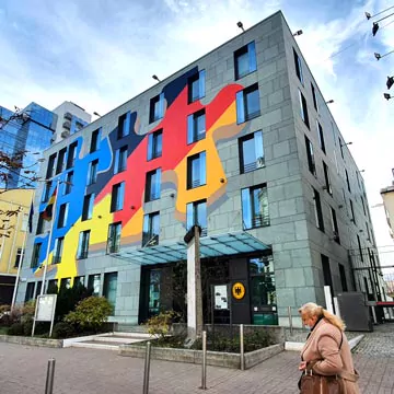 Tape-Art auf der deutschen Botschaft in Kiew, Ukraine