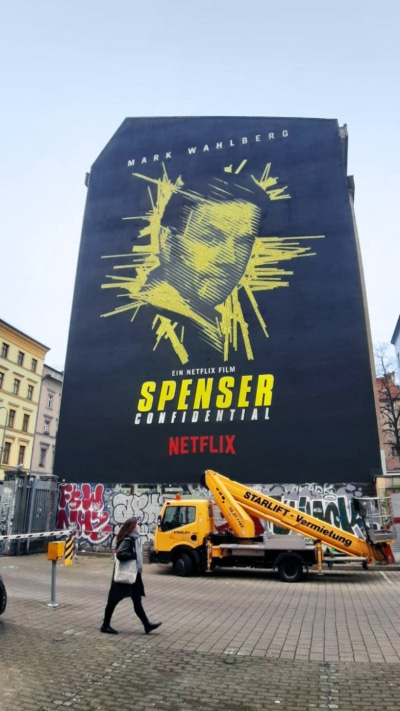 Mark Wahlberg Porträt- Tape-Art-Mural für Netflix
