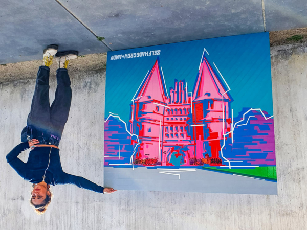 Klebeband-Kunstwerk „Holstentor“ (Upside Down)