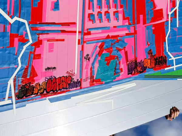 Graffiti und Tags an den Wänden des „Holstetor“— Das Tape-Art-Kunstwerk von Selfmadecrew
