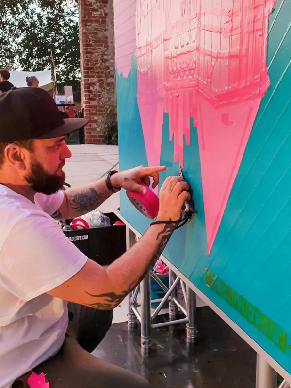 Kunstwerk in progress - Live-Malerei mit Klebeband