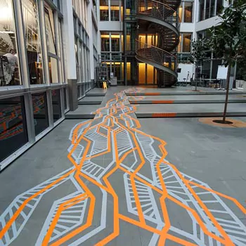 Projekt: Wegeleitungen mit Vinylfolien-Tape-Art – Vorschaubild