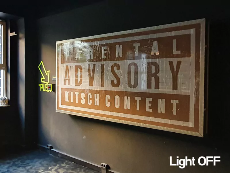 Parental Advisory Kitsch Content Kunstwerk mit ausgeschaltetem Licht