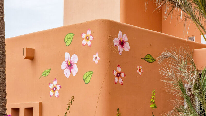 Blumen an der Wand- Das Kunstwerk Nr. 6 an der Fassade des Bikini Hotels ist fertig gestellt.