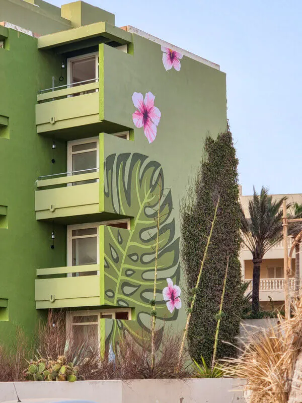Wandgemälde an der Hotelfassade auf Mallorca