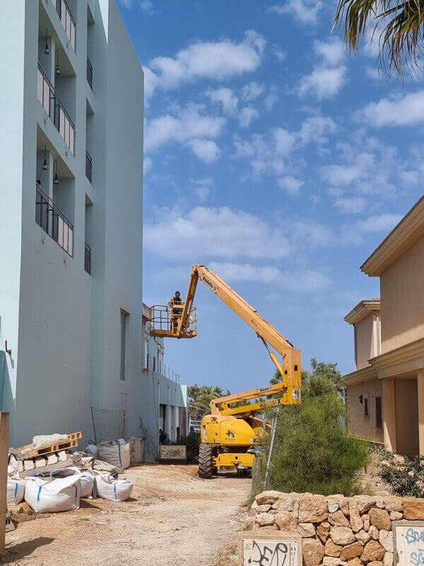Hebebühne im Einsatz - Mural an der Hotelfassade wird verschönnert