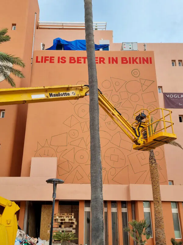 Wir fangen an zu malen - Projekt Bikini Hotels-Mallorca